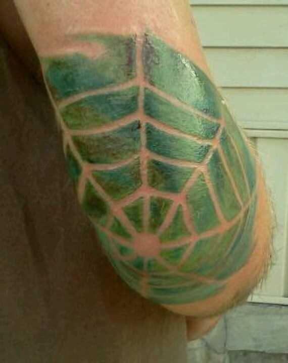 Tatuagem no cotovelo do cara - verde teia de aranha