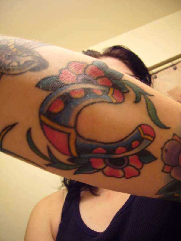 Tatuagem no cotovelo meninas - ferradura e flores
