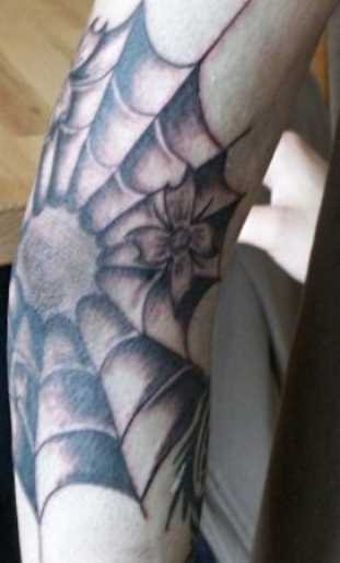 Tatuagem no cotovelo meninas - teia de aranha com tsvetochkom