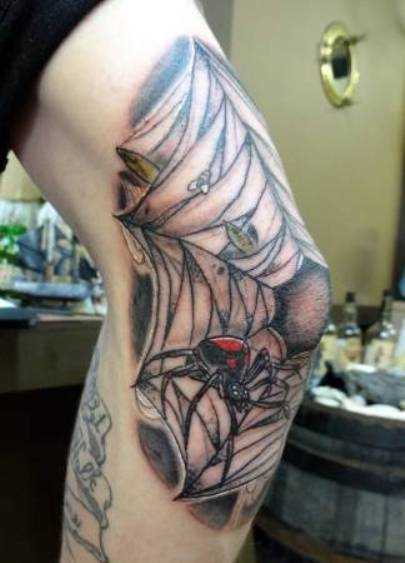 Tatuagem no cotovelo meninas - teia de aranha e a aranha