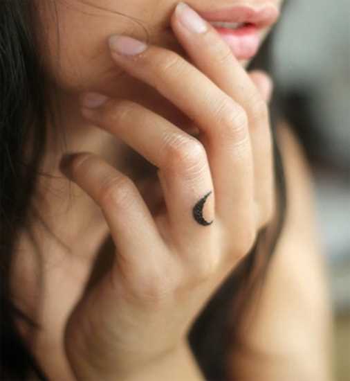 Tatuagem no dedo de uma menina - da-lua