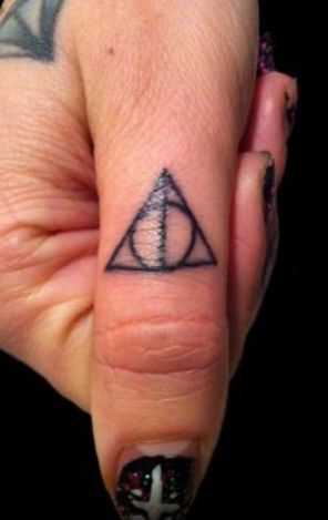 Tatuagem no dedo de uma menina - triângulo