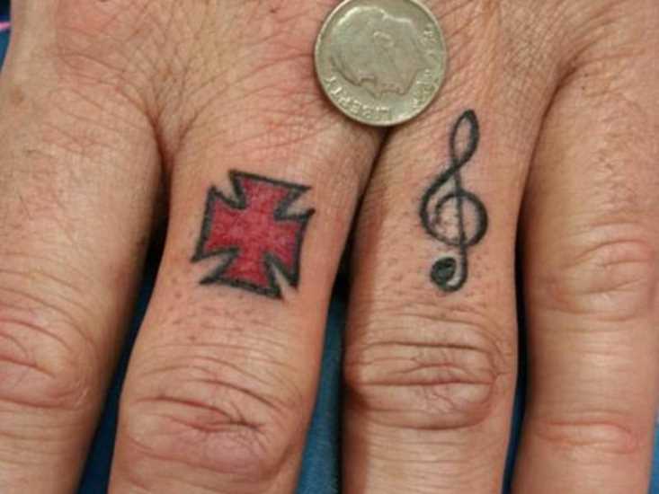 Tatuagem no dedo do cara - clave de sol