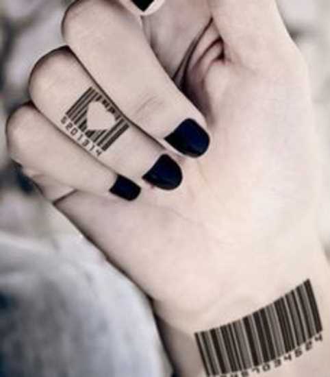 Tatuagem no dedo e o pulso da menina - código de barras