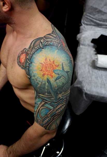 Tatuagem no estilo de biomecânica - aquário no ombro do cara