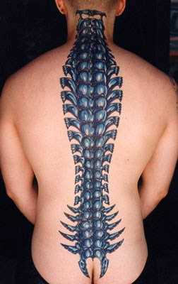 Tatuagem no estilo de biomecânica da coluna vertebral, o cara
