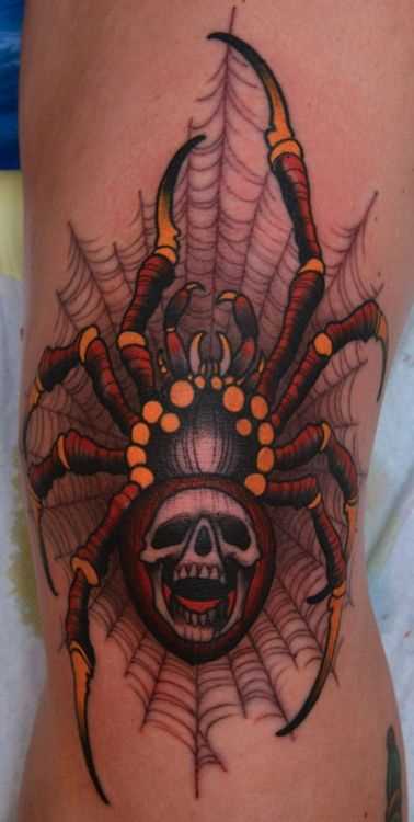 Tatuagem no joelho da menina - uma teia de aranha e a aranha