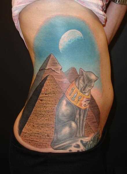 Tatuagem no lado da menina - a pirâmide e a esfinge