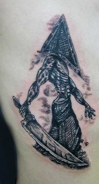 Tatuagem no lado da menina - a pirâmide em forma da cabeça de uma pessoa