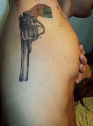 Tatuagem no lado da menina - arma
