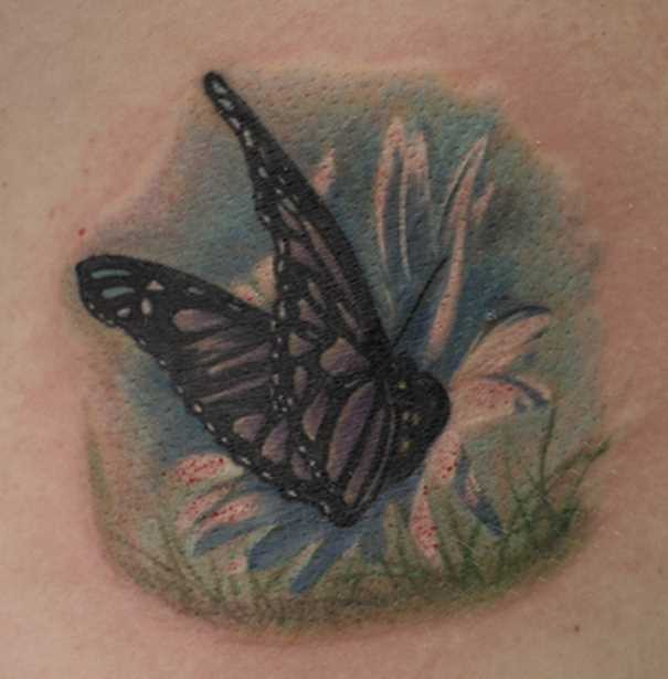 Tatuagem no lado da menina - borboleta