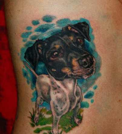 Tatuagem no lado da menina - cão