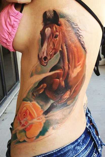 Tatuagem no lado da menina - cavalo e rosa
