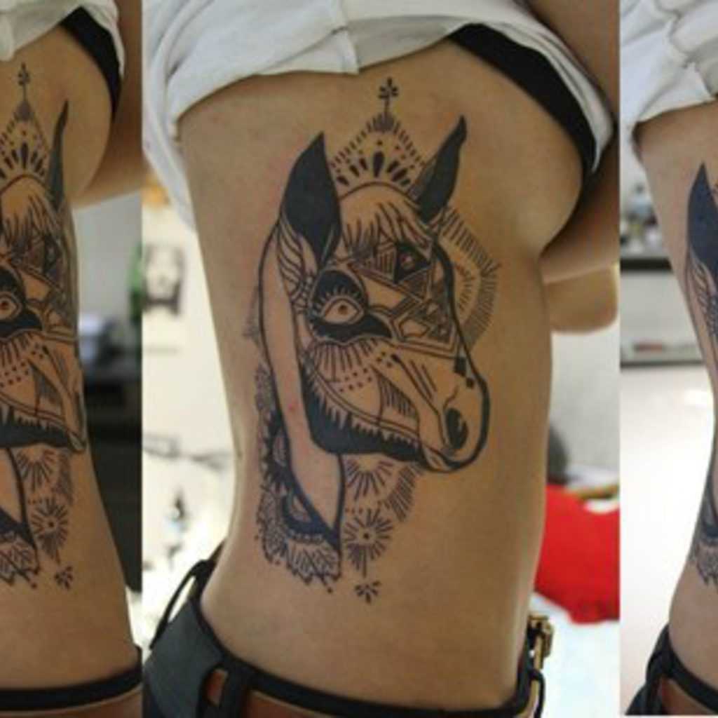 Tatuagem no lado da menina - cavalo