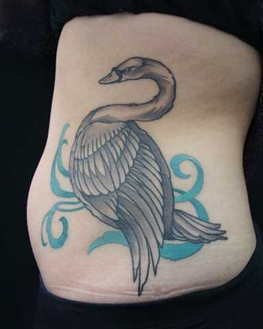 Tatuagem no lado da menina - cisne