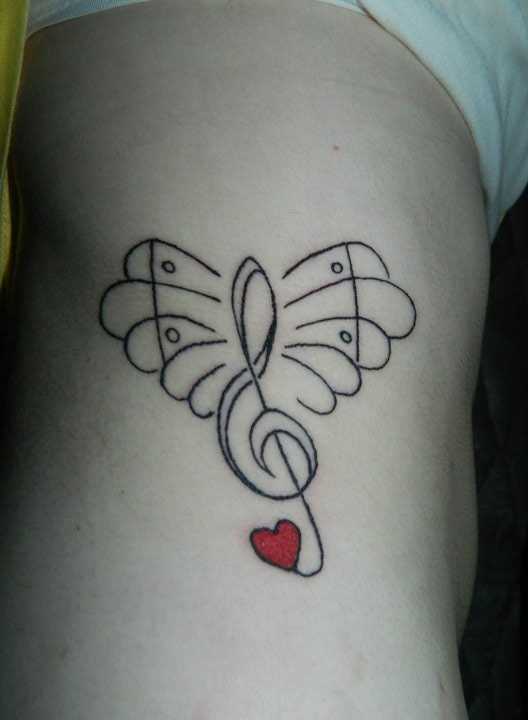 Tatuagem no lado da menina - clave de sol e coração