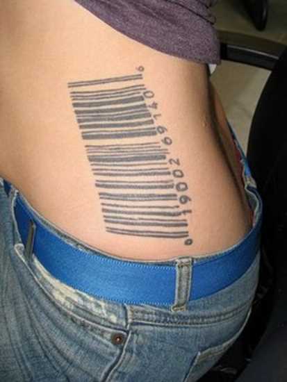 Tatuagem no lado da menina - código de barras