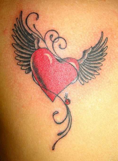 Tatuagem no lado da menina - coração com asas
