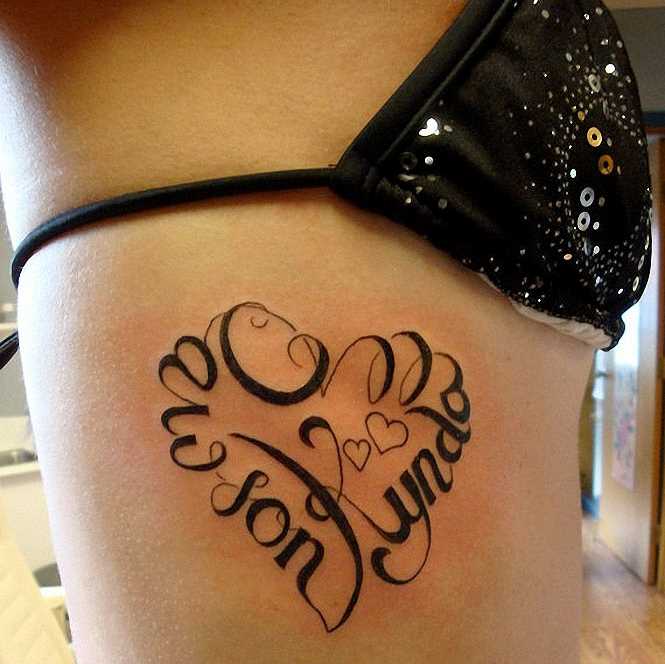 Tatuagem no lado da menina - coração em forma de caixas de texto