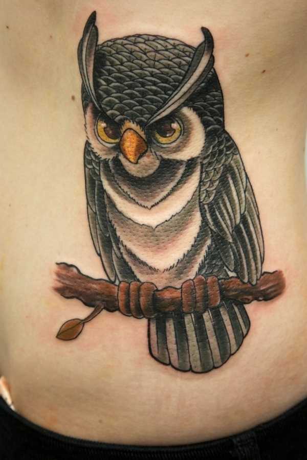 Tatuagem no lado da menina - coruja