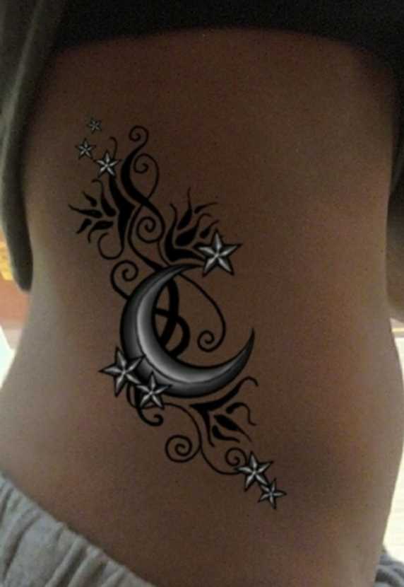 Tatuagem no lado da menina - da-lua e estrela