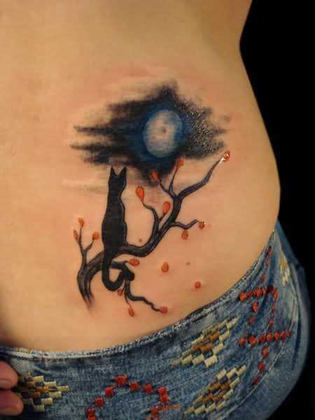 Tatuagem no lado da menina - da-lua e o gato na árvore