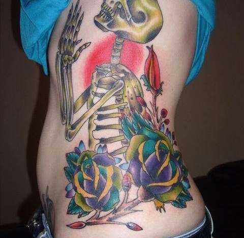 Tatuagem no lado da menina - esqueleto