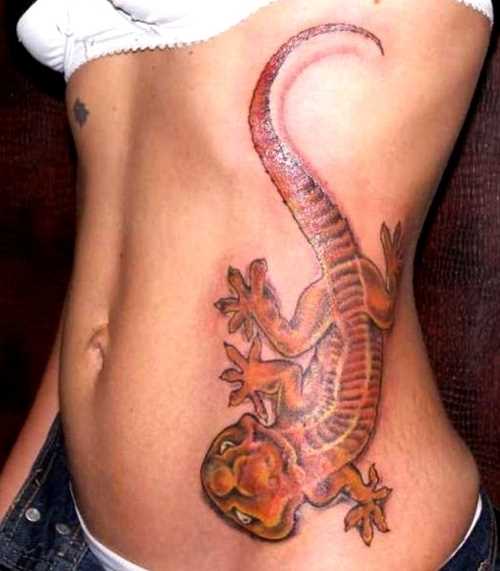 Tatuagem no lado da menina - lagarto