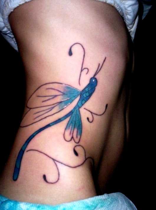 Tatuagem no lado da menina - libélula