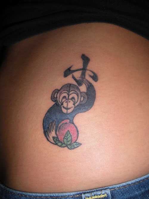 Tatuagem no lado da menina - macaco
