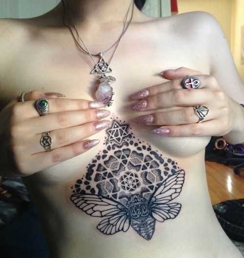 Tatuagem no lado da menina - mandala e uma mariposa
