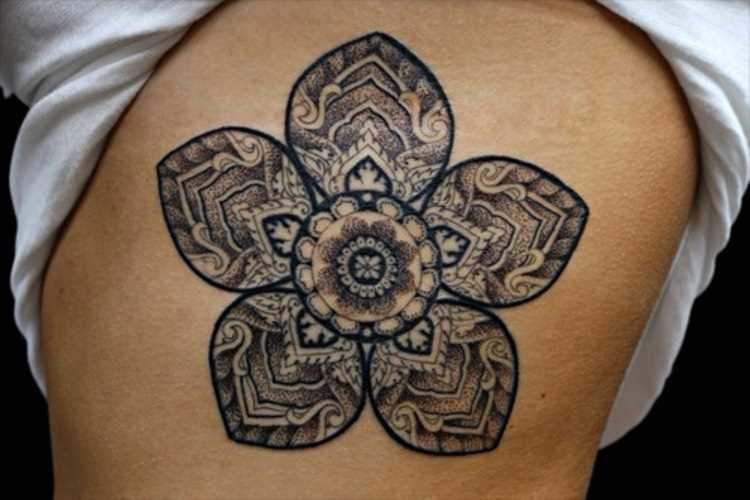 Tatuagem no lado da menina - mandala em forma de flor
