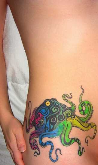 Tatuagem no lado da menina - multi polvo