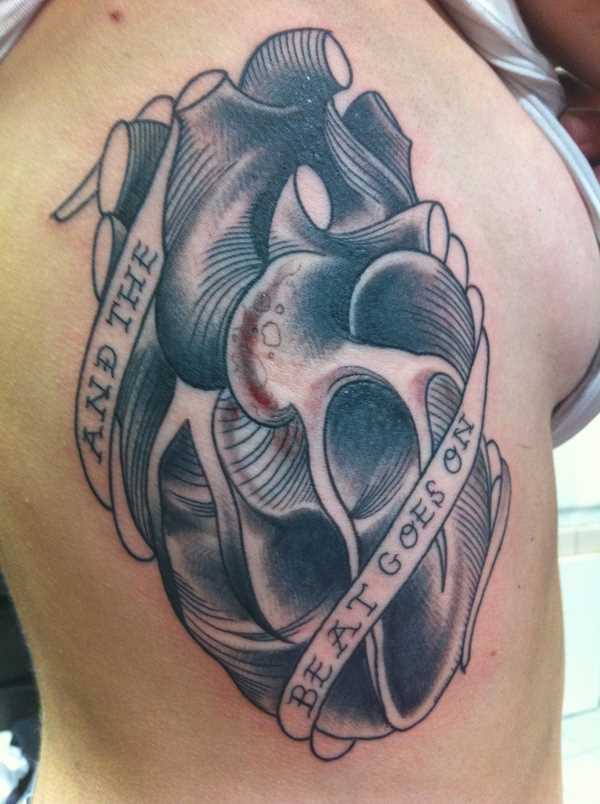 Tatuagem no lado da menina - o coração e a inscrição