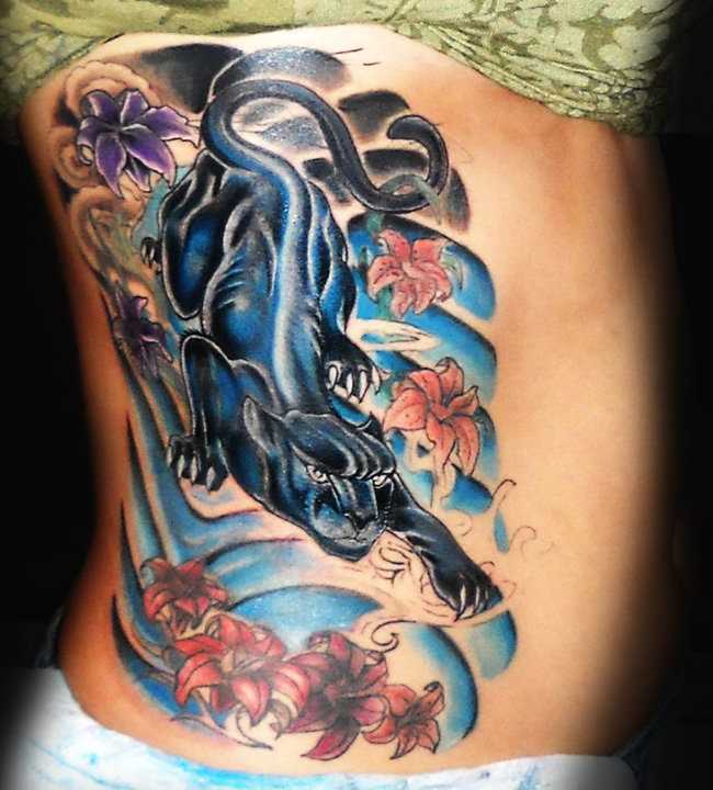 Tatuagem no lado da menina - pantera e flores