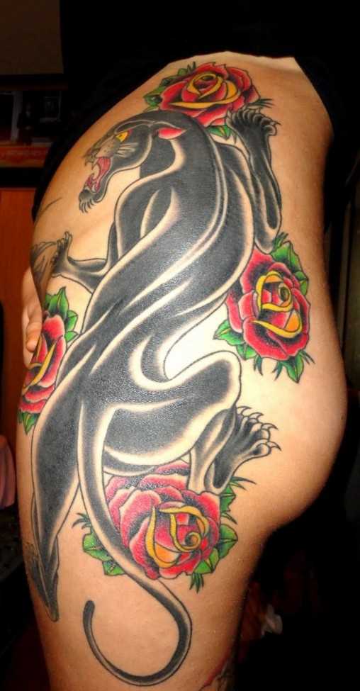 Tatuagem no lado da menina - pantera e rosas