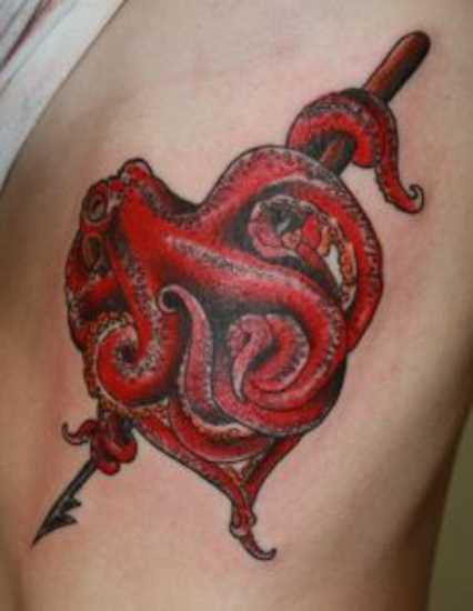 Tatuagem no lado da menina - polvo em forma de coração com uma flecha