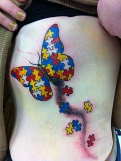 Tatuagem no lado da menina - quebra-cabeça em forma de borboleta