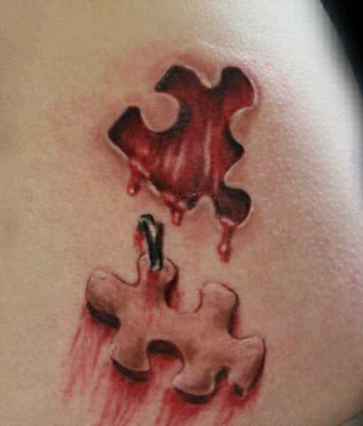 Tatuagem no lado da menina - quebra-cabeças