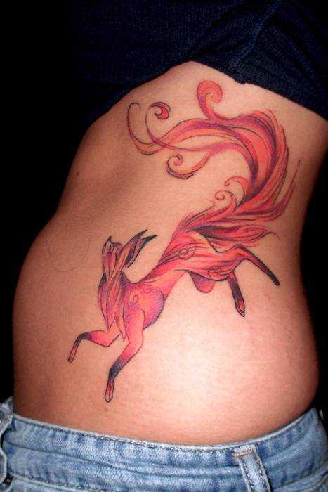 Tatuagem no lado da menina - raposa
