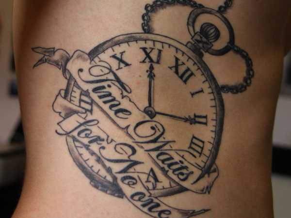 Tatuagem no lado da menina - relógio de bolso e inscrição