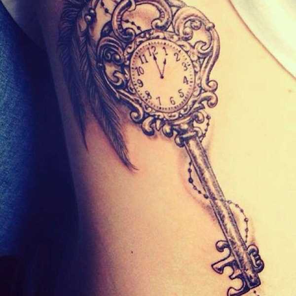 Tatuagem no lado da menina - relógio em forma de chave