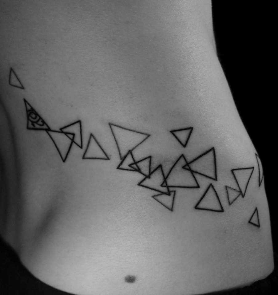 Tatuagem no lado da menina - triângulos