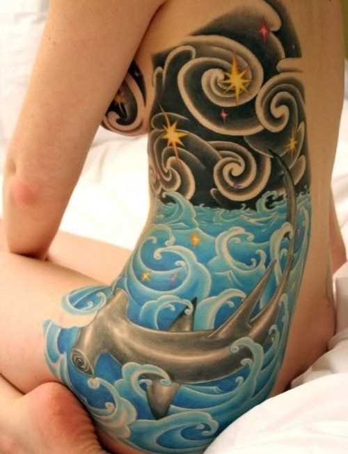 Tatuagem no lado da menina - tubarão