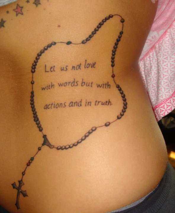 Tatuagem no lado da menina - um colar com uma cruz