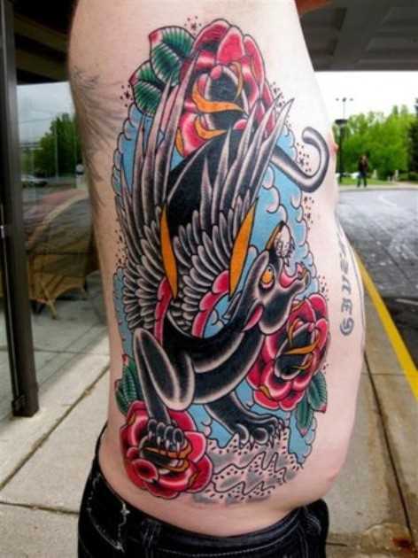 Tatuagem no lado do cara - de pantera com asas e rosas
