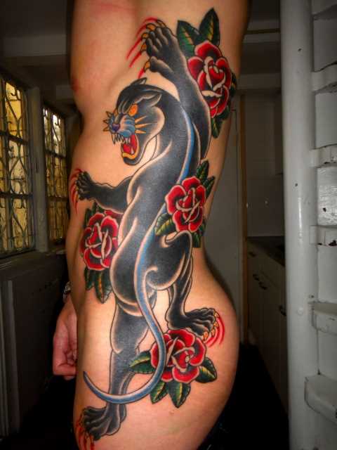 Tatuagem no lado do cara - pantera e rosas