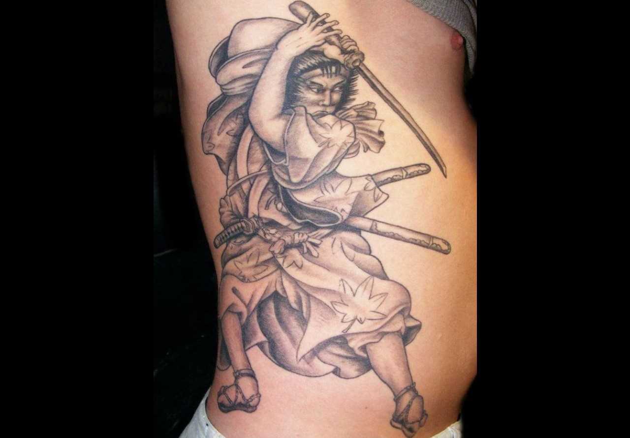 Tatuagem no lado do cara - samurai