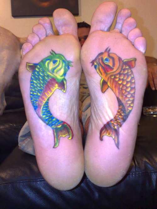 Tatuagem no meu pé de uma menina - carpas