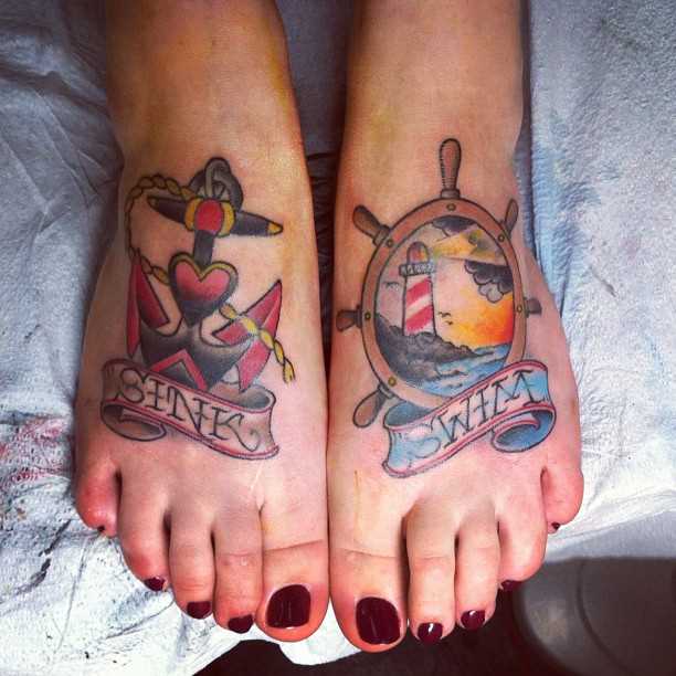 Tatuagem no meu pé de uma menina - farol, leme e âncora